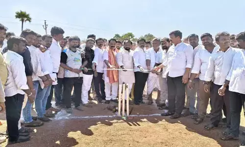 యువత చదువుతో పాటు క్రీడల పై దృష్టి పెట్టాలి
