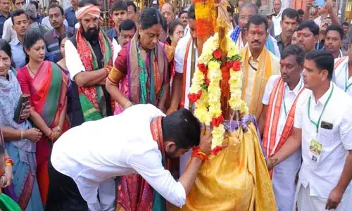 మేడారంలో పైలాన్ ప్రారంభించిన సీఎం, మంత్రులు
