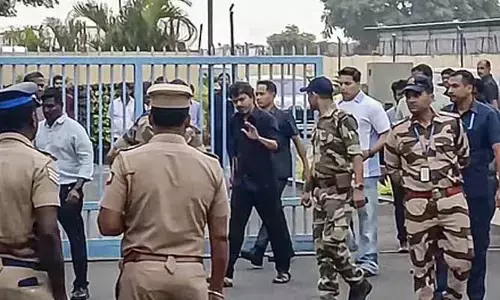 కరూర్ తొక్కిసలాట కేసు: ఢిల్లీలో సీబీఐ ముందు విచారణకు హాజరైన నటుడు విజయ్