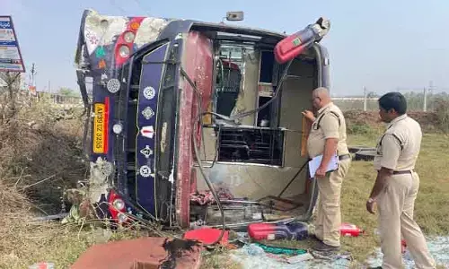 కాకినాడ జిల్లాలో బస్సు ప్రమాదం..  9 మందికి గాయాలు