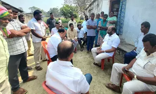 మృతుల కుటుంబాలకు మాజీ ఎమ్మెల్యే చల్లా పరామర్శ
