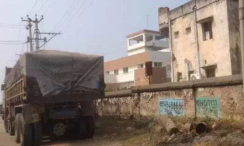 బూర్గంపాడులో అక్రమ ఇసుక లారీ పట్టివేత