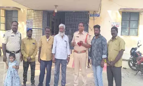 ఈ ఆటో డ్రైవర్‌ నిజాయితీకి సెల్యూట్‌ చేయాల్సిందే