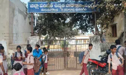 బిల్లులు రాలేద‌ని పాఠ‌శాల గేట్ కు తాళం వేసిన మాజీ స‌ర్పంచ్..!