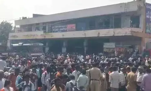 వినుకొండ బస్టాండ్‌లో తొక్కిసలాట.. నలుగురికి గాయాలు