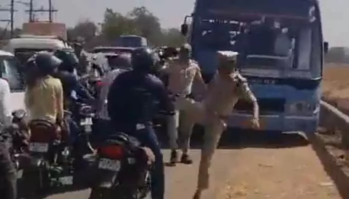 భారీగా ట్రాఫిక్ జామ్..బైకర్ ను ఎగిరి తన్నిన ఎస్పీ ! భారీగా ట్రాఫిక్ జామ్..బైకర్ ను ఎగిరి తన్నిన ఎస్పీ !