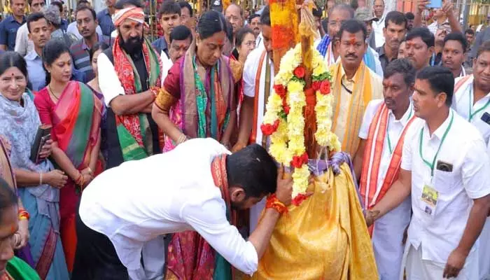 మేడారంలో పైలాన్ ప్రారంభించిన సీఎం, మంత్రులు మేడారంలో పైలాన్ ప్రారంభించిన సీఎం, మంత్రులు