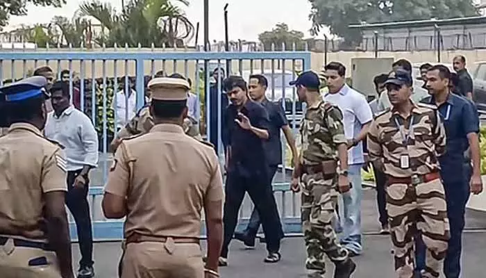 కరూర్ తొక్కిసలాట కేసు: ఢిల్లీలో సీబీఐ ముందు విచారణకు హాజరైన నటుడు విజయ్ కరూర్ తొక్కిసలాట కేసు: ఢిల్లీలో సీబీఐ ముందు విచారణకు హాజరైన నటుడు విజయ్