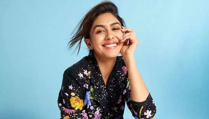 ప్రేమలో పడిన మృణాల్.. ముఖ్యమైన వార్త ప్రకటిస్తానంటూ షాకింగ్ పోస్ట్ ప్రేమలో పడిన మృణాల్.. ముఖ్యమైన వార్త ప్రకటిస్తానంటూ షాకింగ్ పోస్ట్
