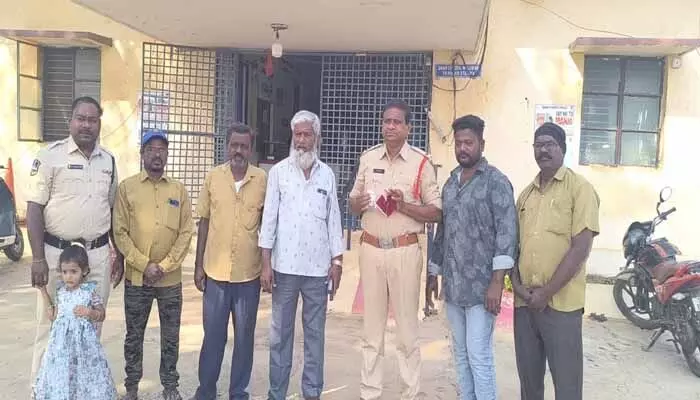 ఈ ఆటో డ్రైవర్ నిజాయితీకి సెల్యూట్ చేయాల్సిందే ఈ ఆటో డ్రైవర్ నిజాయితీకి సెల్యూట్ చేయాల్సిందే