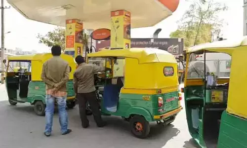 మహానగరంలో సీఎన్‌జీ సంక్షోభం.. ఫిల్లింగ్​ స్టేషన్లలో 6 గంటలు వెయిటింగ్