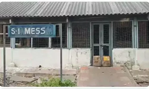 ఆంధ్రా యూనివర్సిటీలో హాస్టల్ మెస్ కు తాళం