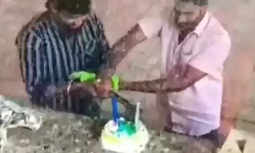 గొడ్డలితో కేక్ కట్ చేస్తే.. పోలీసులు పిలిచి గడ్డిపెట్టారు