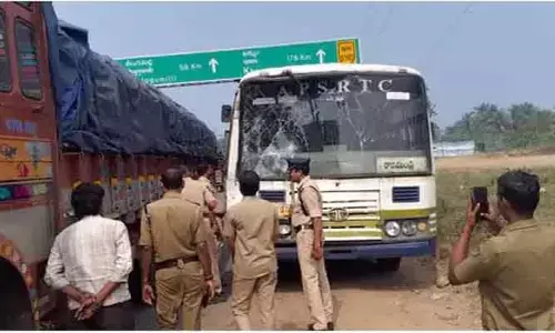 లారీని ఢీకొట్టిన ఆర్టీసీ బస్సు.. తప్పిన ప్రాణనష్టం