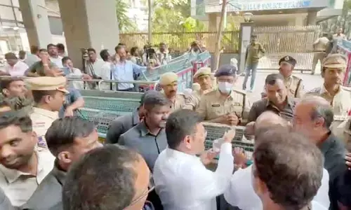 HYD: జూబ్లీహిల్స్‌ పీఎస్‌ ఎదుట తీవ్ర ఉద్రిక్తత