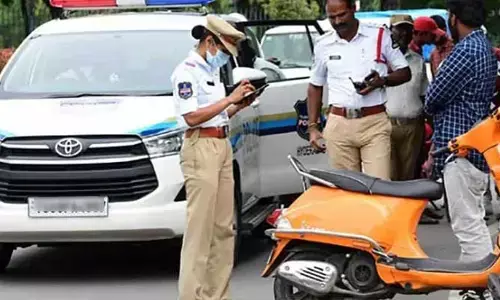 Traffic Challans: బలవంతంగా పెండింగ్ చలాన్ల వసూలు వద్దు: హైకోర్టు