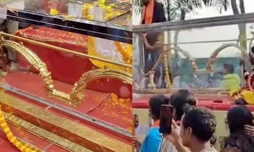 అయోధ్య బాలరామునికి భారీ స్వర్ణ ధనుస్సు