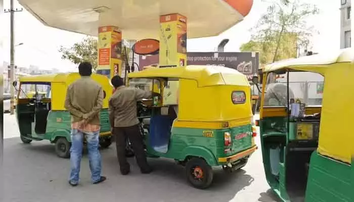 మహానగరంలో సీఎన్జీ సంక్షోభం.. ఫిల్లింగ్ స్టేషన్లలో 6 గంటలు వెయిటింగ్ మహానగరంలో సీఎన్జీ సంక్షోభం.. ఫిల్లింగ్ స్టేషన్లలో 6 గంటలు వెయిటింగ్
