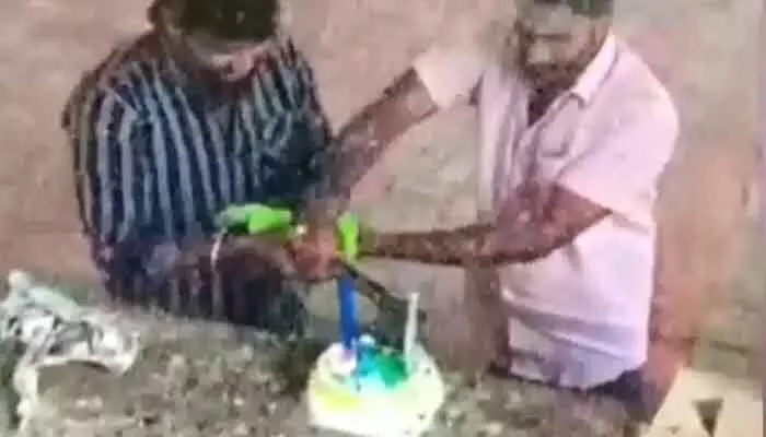 గొడ్డలితో కేక్ కట్ చేస్తే.. పోలీసులు పిలిచి గడ్డిపెట్టారు గొడ్డలితో కేక్ కట్ చేస్తే.. పోలీసులు పిలిచి గడ్డిపెట్టారు