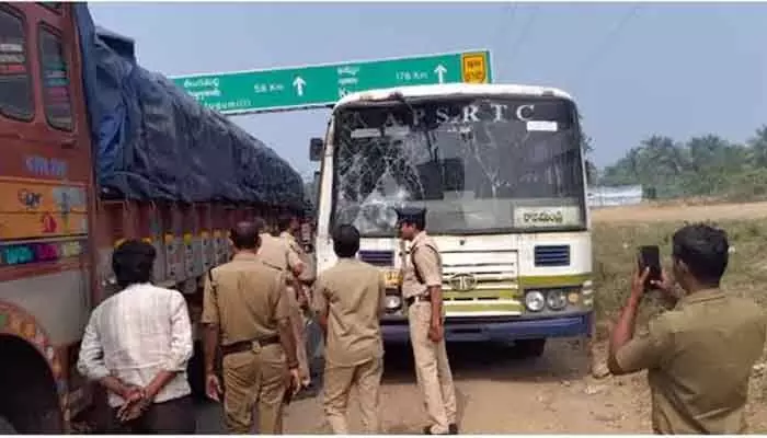 లారీని ఢీకొట్టిన ఆర్టీసీ బస్సు.. తప్పిన ప్రాణనష్టం లారీని ఢీకొట్టిన ఆర్టీసీ బస్సు.. తప్పిన ప్రాణనష్టం