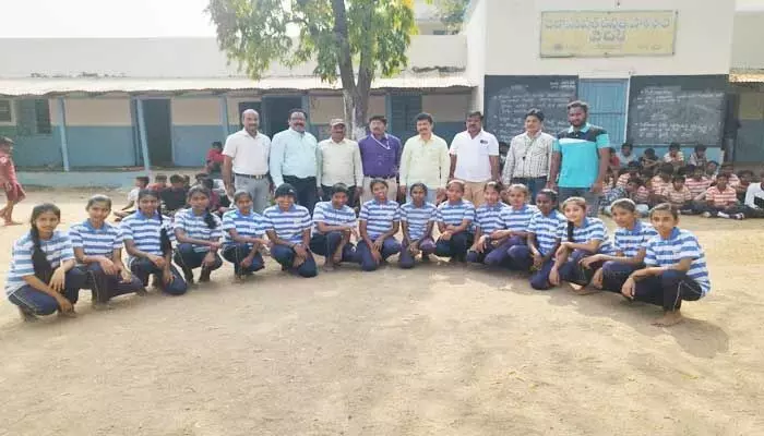 క్రీడలతో శారీరక, మానసికోల్లాసం : ఎంపీడీవో శ్రవణ్ కుమార్ క్రీడలతో శారీరక, మానసికోల్లాసం : ఎంపీడీవో శ్రవణ్ కుమార్