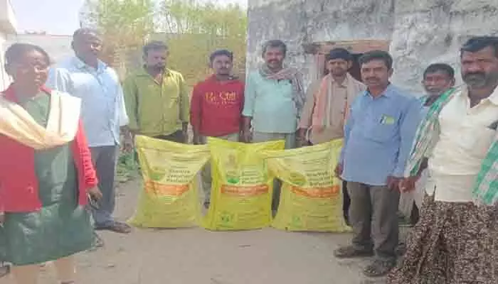 45 కేజీల యూరియా పేరుతో 39 కేజీల మోసం 45 కేజీల యూరియా పేరుతో 39 కేజీల మోసం