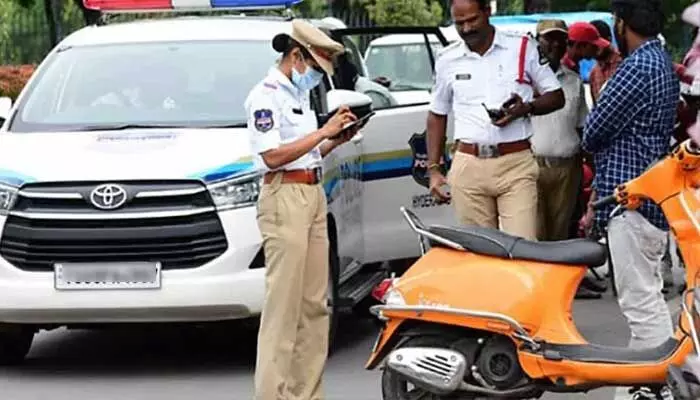 Traffic Challans: బలవంతంగా పెండింగ్ చలాన్ల వసూలు వద్దు: హైకోర్టు Traffic Challans: బలవంతంగా పెండింగ్ చలాన్ల వసూలు వద్దు: హైకోర్టు