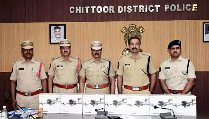 రోజా ఇలాకాలో పోలీసులకు ఏడు అత్యాధునిక డ్రోన్లు రోజా ఇలాకాలో పోలీసులకు ఏడు అత్యాధునిక డ్రోన్లు