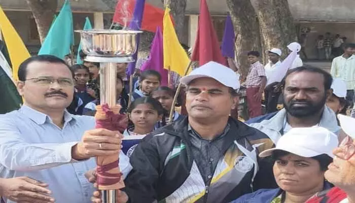 క్రీడలకు సీఎం కప్ తో కొత్త ఊపిరి : తహశీల్దార్ మురళిమోహన్ క్రీడలకు సీఎం కప్ తో కొత్త ఊపిరి : తహశీల్దార్ మురళిమోహన్