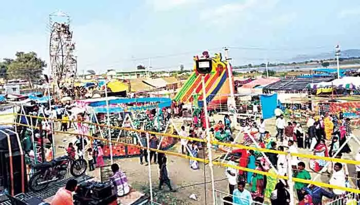 రంగాపూర్ జాతర.. టెంకాయల విక్రయాల్లో ఇష్టారాజ్యం..! రంగాపూర్ జాతర.. టెంకాయల విక్రయాల్లో ఇష్టారాజ్యం..!