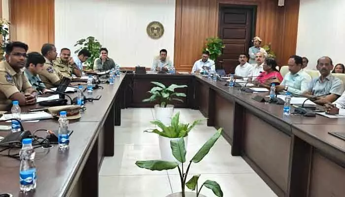 MMTS, మెట్రో రైలు, బస్సులకు కామన్ టికెటింగ్ సిస్టమ్.. టీ, R&B స్పెషల్ సెక్రటరీ వికాస్ రాజ్ MMTS, మెట్రో రైలు, బస్సులకు కామన్ టికెటింగ్ సిస్టమ్.. టీ, R&B స్పెషల్ సెక్రటరీ వికాస్ రాజ్