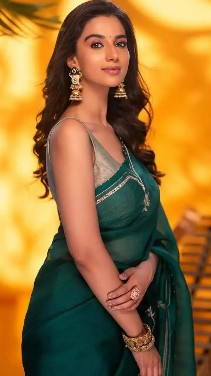 Meenakshi Chaudhary Redefines Grace in Green.