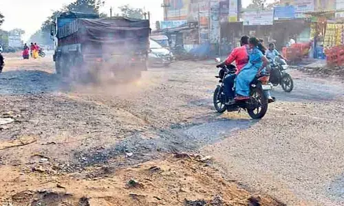 అది రోడ్డు కాదు.. నరకానికి దారి