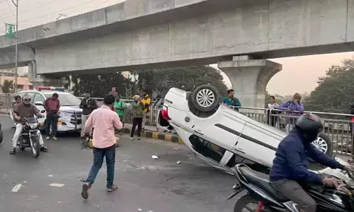 బేగంపేట ఫ్లై ఓవర్‌పై యాక్సిడెంట్.. డివైడర్‌ను ఢీకొట్టి కారు బోల్తా