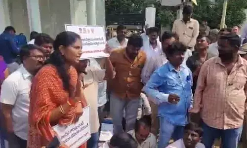 ఎస్సీ, ఎస్టీ పారిశ్రామికవేత్తల ఆందోళ‌న‌.. అరెస్ట్