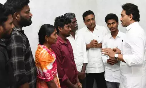 వైయస్ జగన్ ను కలిసిన సాల్మన్ కుటుంబ సభ్యులు