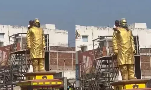 మందుబాబా మజాకా.. ధరలు తగ్గించాలని మంత్రి సోదరుడి విగ్రహానికి వినతి