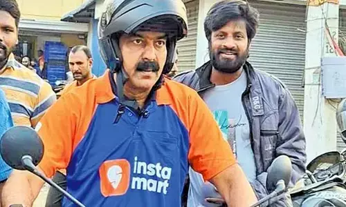 స్విగ్గీ బాయ్ అవతారం ఎత్తిన ఎమ్మెల్యే బోడె ప్రసాద్