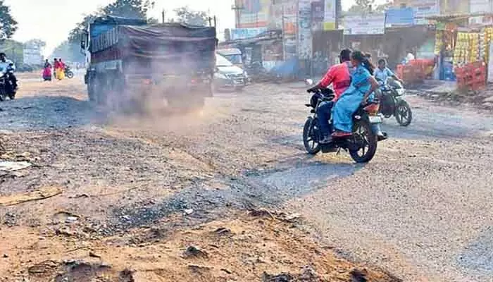 అది రోడ్డు కాదు.. నరకానికి దారి అది రోడ్డు కాదు.. నరకానికి దారి