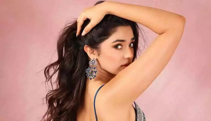 లక్కీ చాన్స్ కొట్టేసిన బేబమ్మ.. భారీ ప్రాజెక్ట్లో స్టార్ హీరో కూతురు రోల్.. లక్కీ చాన్స్ కొట్టేసిన బేబమ్మ.. భారీ ప్రాజెక్ట్లో స్టార్ హీరో కూతురు రోల్..