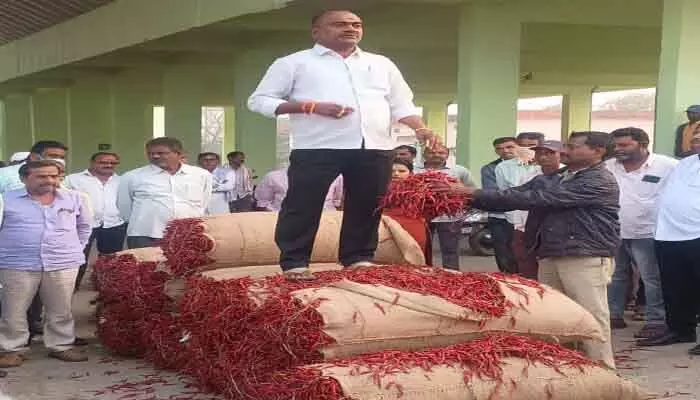వరంగల్ మార్కెట్ లో తేజా మిర్చి రికార్డు రూ.20,200 ధర వరంగల్ మార్కెట్ లో తేజా మిర్చి రికార్డు రూ.20,200 ధర