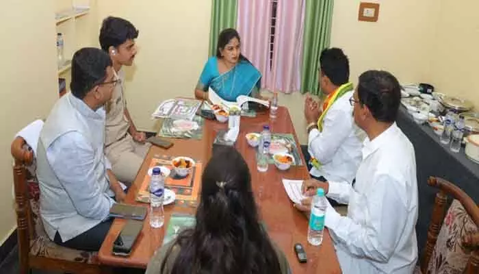 అన్ని శాఖలు సమన్వయంతో పని చేయాలి : హోంమంత్రి అనిత అన్ని శాఖలు సమన్వయంతో పని చేయాలి : హోంమంత్రి అనిత