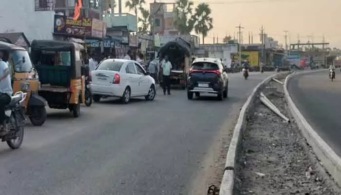 ఫోర్లైన్ రోడ్ పనుల్లో లోపాలు ఫోర్లైన్ రోడ్ పనుల్లో లోపాలు