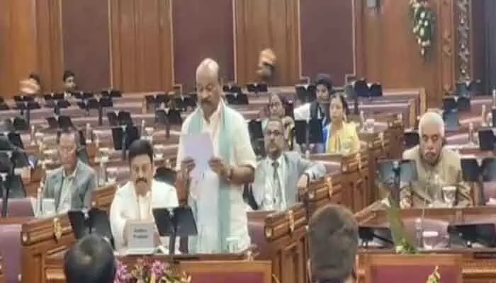 సభకు రాని సభ్యులు వేతనాలు తీసుకుంటున్నారు : స్పీకర్ అయ్యన్నపాత్రుడు సభకు రాని సభ్యులు వేతనాలు తీసుకుంటున్నారు : స్పీకర్ అయ్యన్నపాత్రుడు