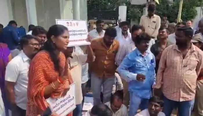 ఎస్సీ, ఎస్టీ పారిశ్రామికవేత్తల ఆందోళన.. అరెస్ట్ ఎస్సీ, ఎస్టీ పారిశ్రామికవేత్తల ఆందోళన.. అరెస్ట్
