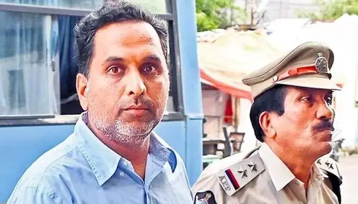 లిక్కర్ కేసు నిందితుడు రాజ్ కసిరెడ్డికి అస్వస్థత.. ఆస్పత్రికి తరలింపు లిక్కర్ కేసు నిందితుడు రాజ్ కసిరెడ్డికి అస్వస్థత.. ఆస్పత్రికి తరలింపు