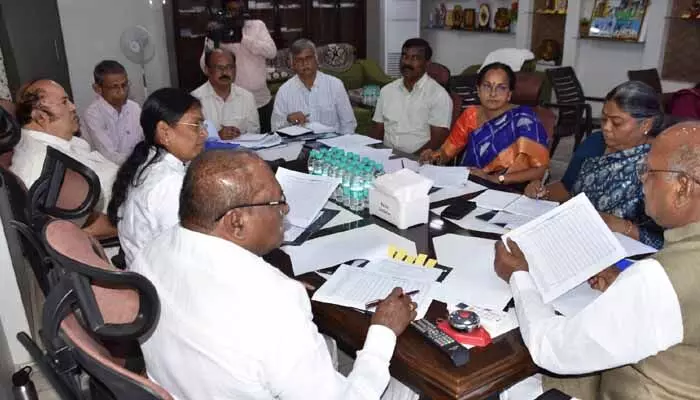 తెలంగాణలో సంచార జాతులుగా 50 కులాలు.. ప్రభుత్వానికి సిఫారసుల నివేదికను ఆమోదించిన బీసీ కమిషన్ తెలంగాణలో సంచార జాతులుగా 50 కులాలు.. ప్రభుత్వానికి సిఫారసుల నివేదికను ఆమోదించిన బీసీ కమిషన్