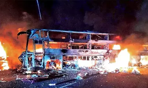 మరో ఘోర బస్సు ప్రమాదం.. కాలి బూడిదైన ముగ్గురు