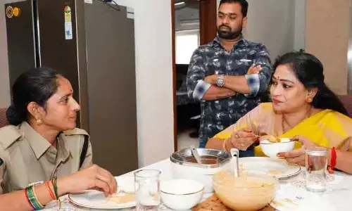 అనిత వంగలపూడి గొప్ప మ‌న‌సు..లేడీ కానిస్టేబుల్ ను పిలిపించి మ‌రీ !
