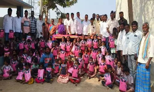 ప్ర‌భుత్వ పాఠ‌శాల‌ల బ‌లోపేతానికి ప్ర‌తి ఒక్క‌రూ కృషి చేయాలి : సర్పంచ్ శ్రీనివాస్ గౌడ్